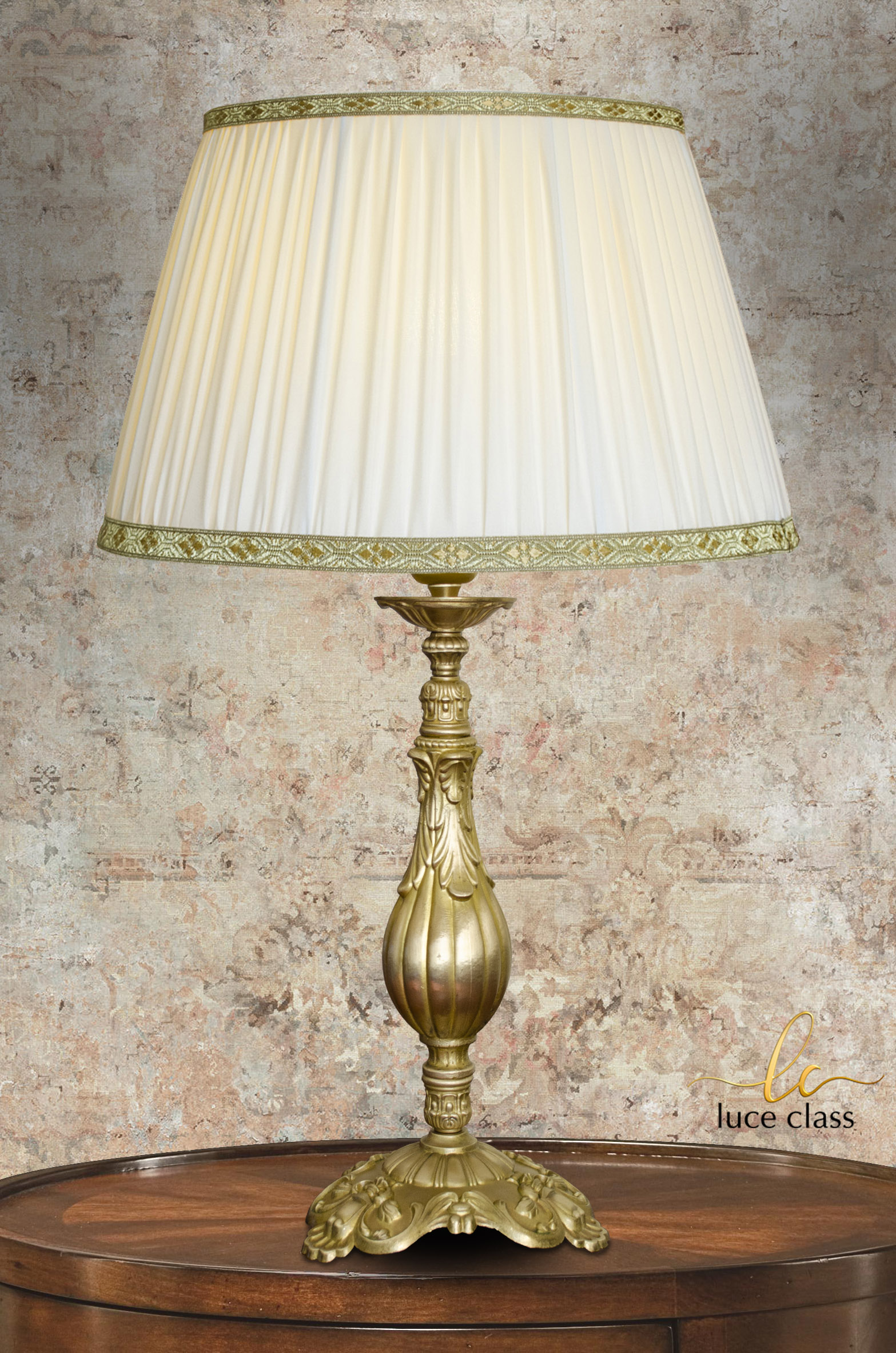lampada da tavolo classica lussuosa da salotto con paralume